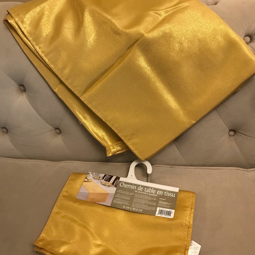 Amscan table cloth and runner